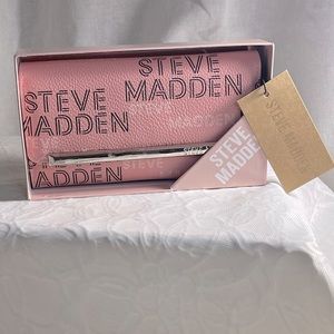 Steve Madden Large Logo Bar Trifold Wallet